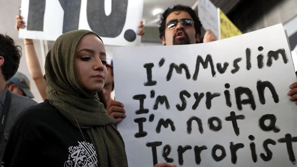 "Olen muslimi, olen syyrialainen, en ole terroristi." Mielenosoittaja piteli kylttiä Los Angelesin kansainvälisellä lentokentällä sunnuntaina.