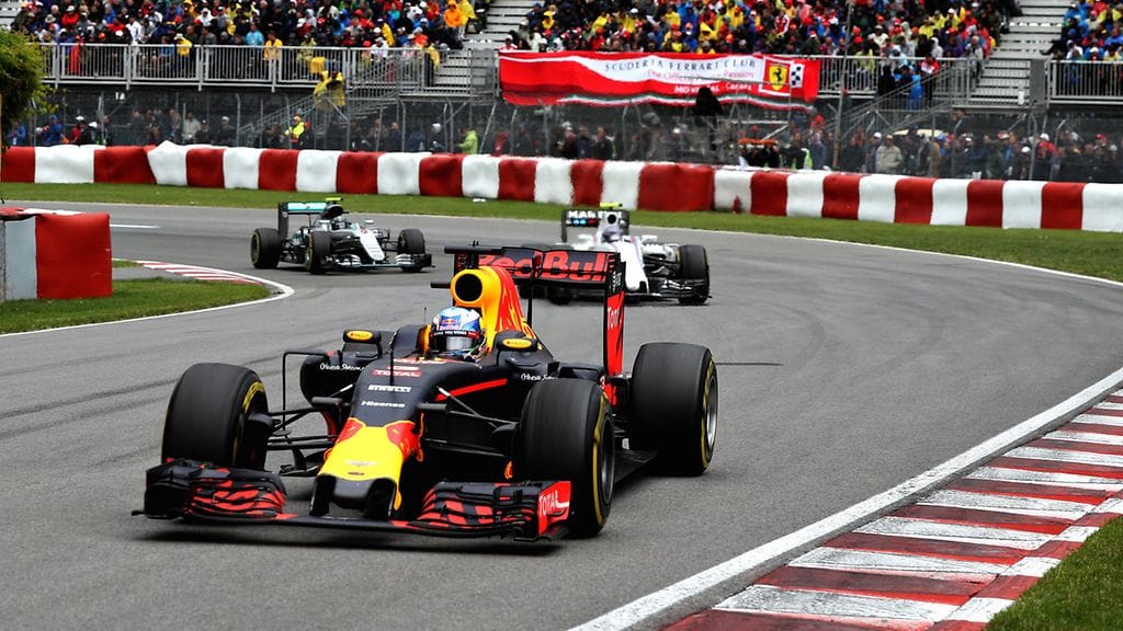 Daniel Ricciardo johtaa Valtteri Bottasta ja Nico Rosbergia Kanadan GP:ssä 2016.