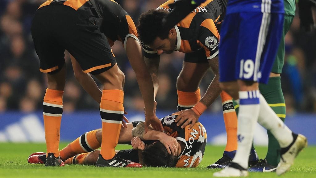 Ryan Mason löi päänsä yhteen Gary Cahillin kanssa.