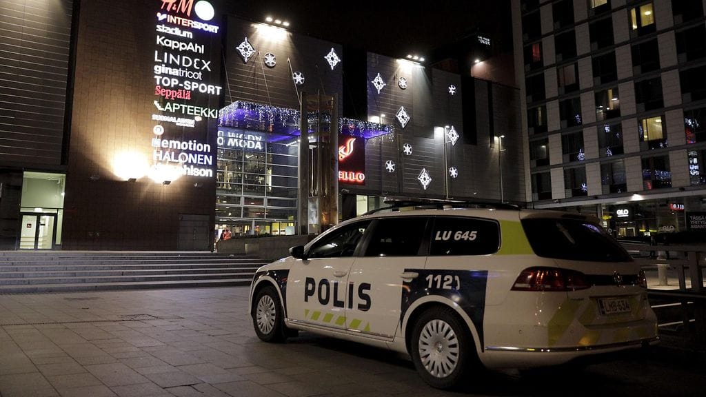 Sunnuntain pahoinpitelytapaus on jo kymmenes kokonaisuuteen liittyvä teko. Poliisiauto kauppakeskus Sellon edustalla 25. marraskuuta 2016, kun Sello jouduttiin evakuoimaan.