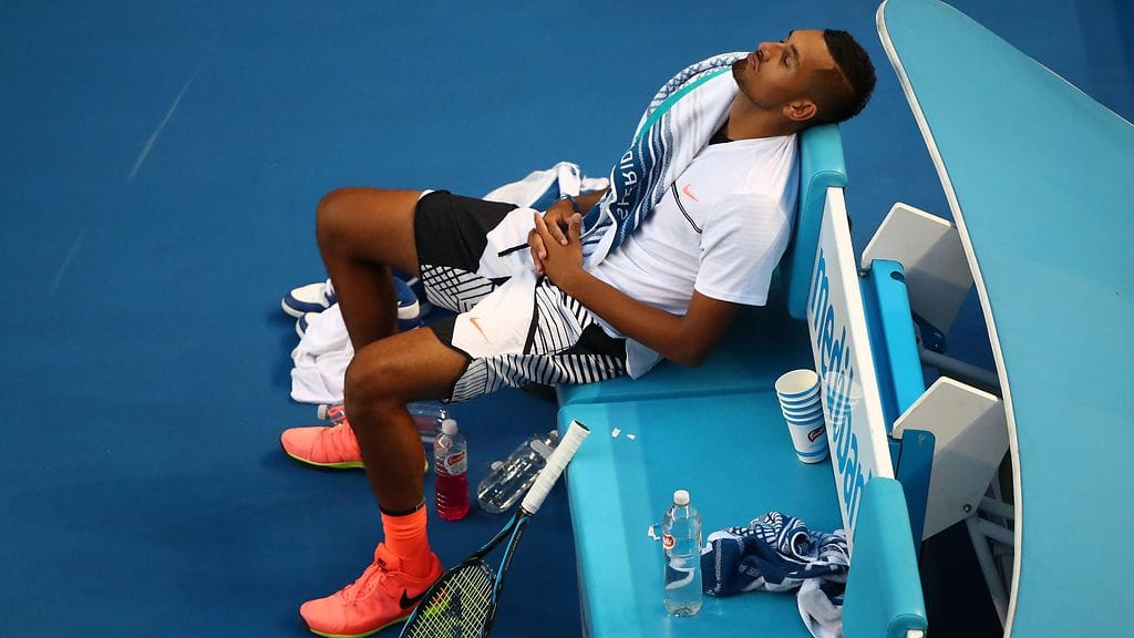 Nick Kyrgios turhautuneena penkillä Australian avoimissa.