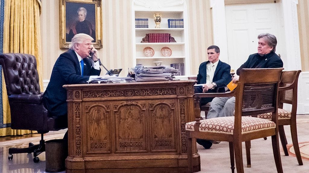 Steve Bannon (oik.) seurasi, kun Donald Trump puhui puhelimessa Australian pääministeri Malcolm Turnbullin kanssa lauantaina. Keskellä kansallinen turvallisuusneuvonantaja Michael Flynn.