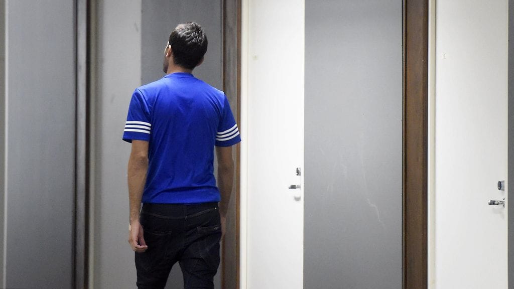 Miespuolinen turvapaikanhakija Auramon vastaanottokeskuksessa Vantaalla lokakuussa 2015. Kuvituskuva.