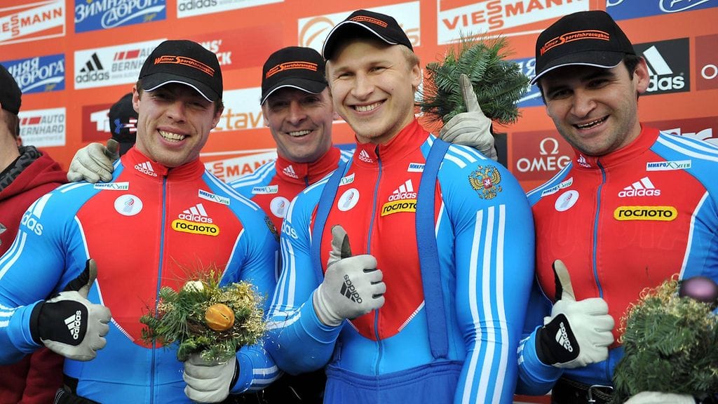 Dmitriy Trunenkov (toinen oik.) vuonna 2011.