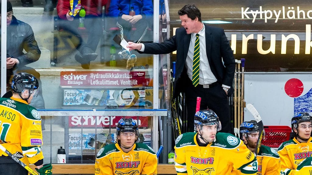 Ilveksen päävalmentaja Karri Kivi oli pettynyt. Arkistokuva.