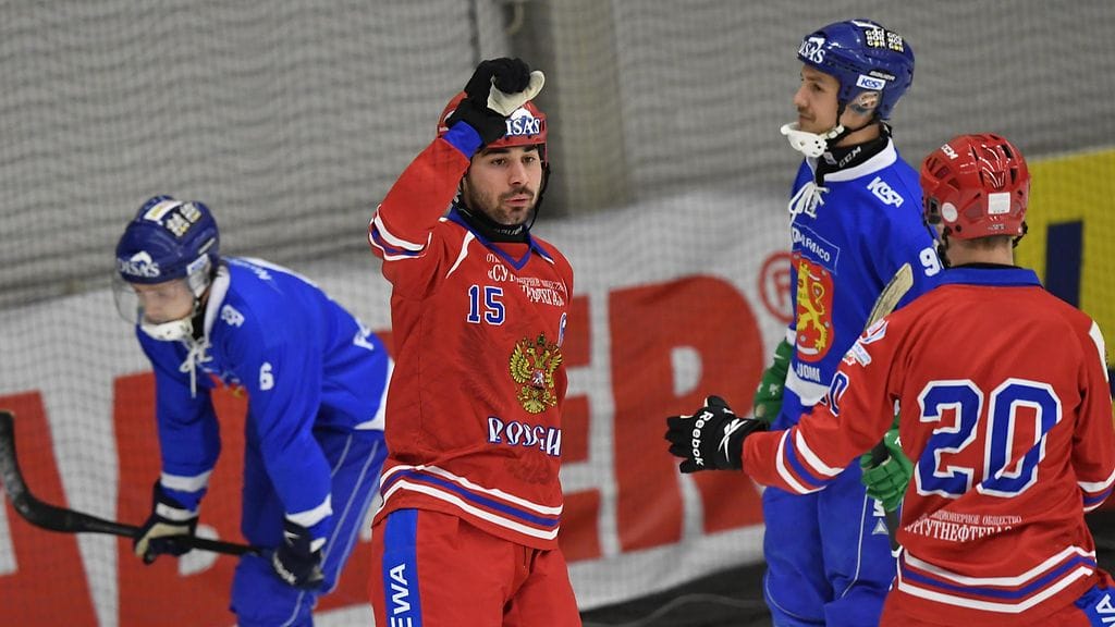 Alan Dzhusoev ja Janis Befus tuulettavat Venäjän avausmaalia.