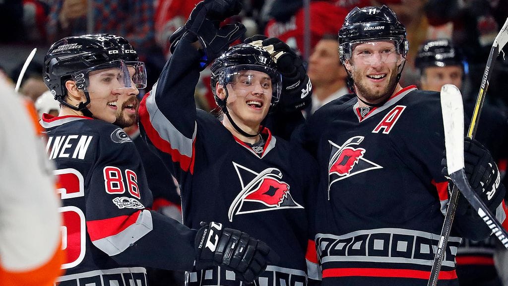 Sebastian Aholla riitti kavereita Carolina voitossa.