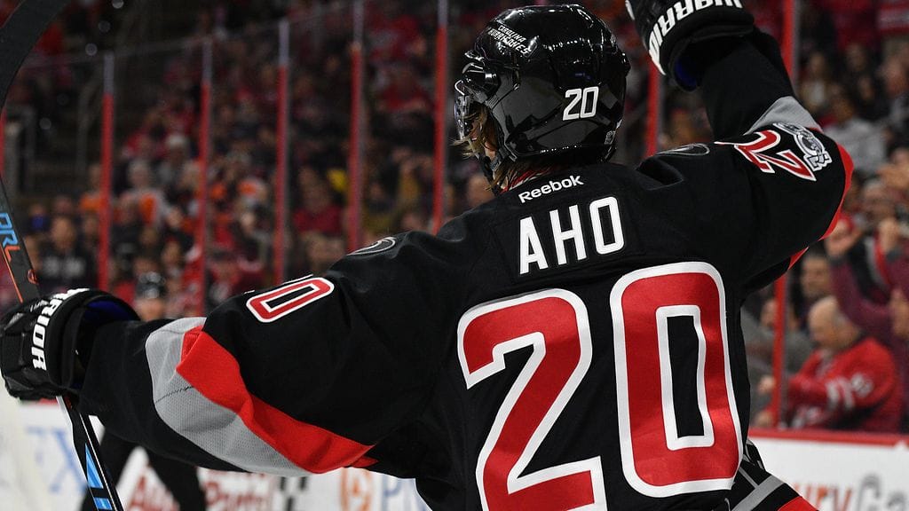 Sebastian Aho juhli kotijäällä kolmella osumalla.