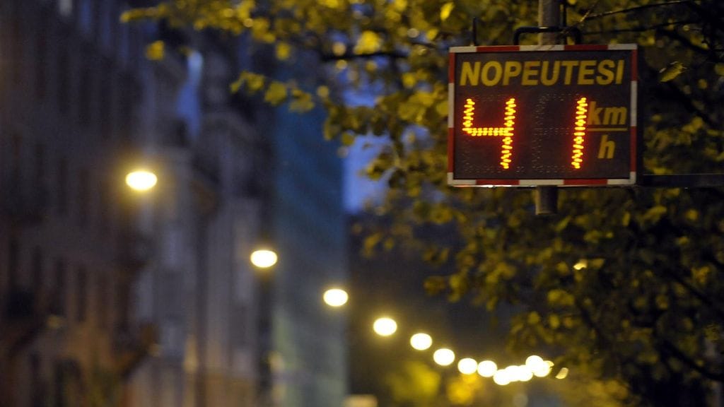 Nopeusnäyttö voi välittää tiedot poliisille. Kuvaa se ei kuitenkaan ota.
