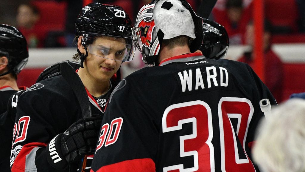 Sebastian Aho ja Cam Ward 5-1-voiton jälkeen.