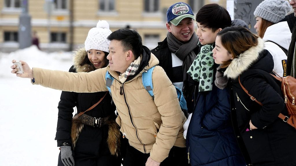 Aasialaisturisteja Helsingissä.