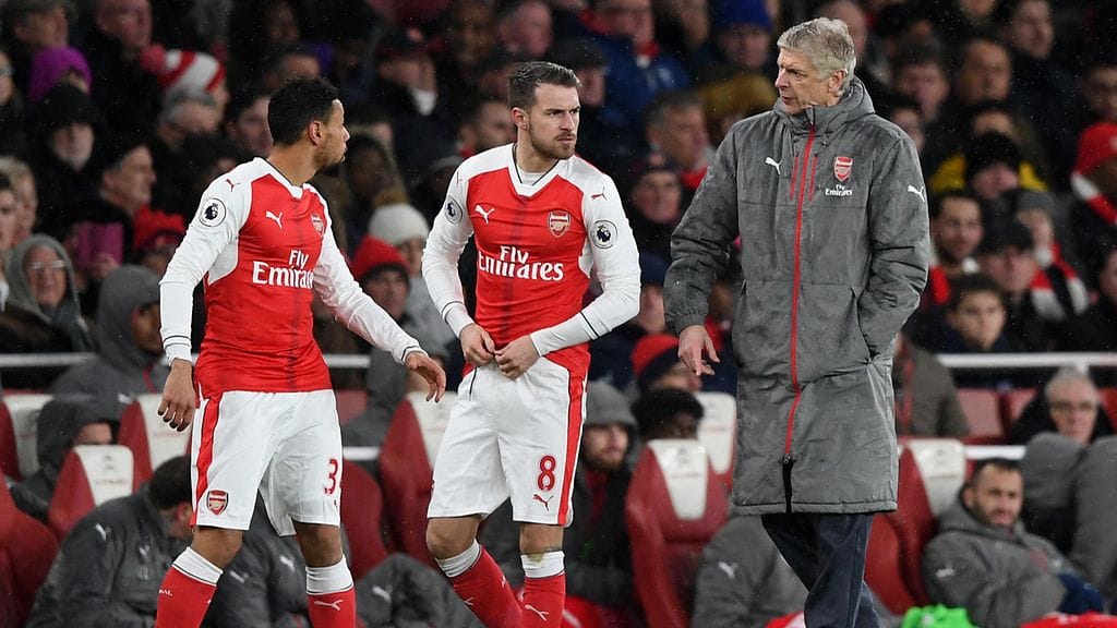 Arsene Wenger (oik.) luotsaa Arsenalia.