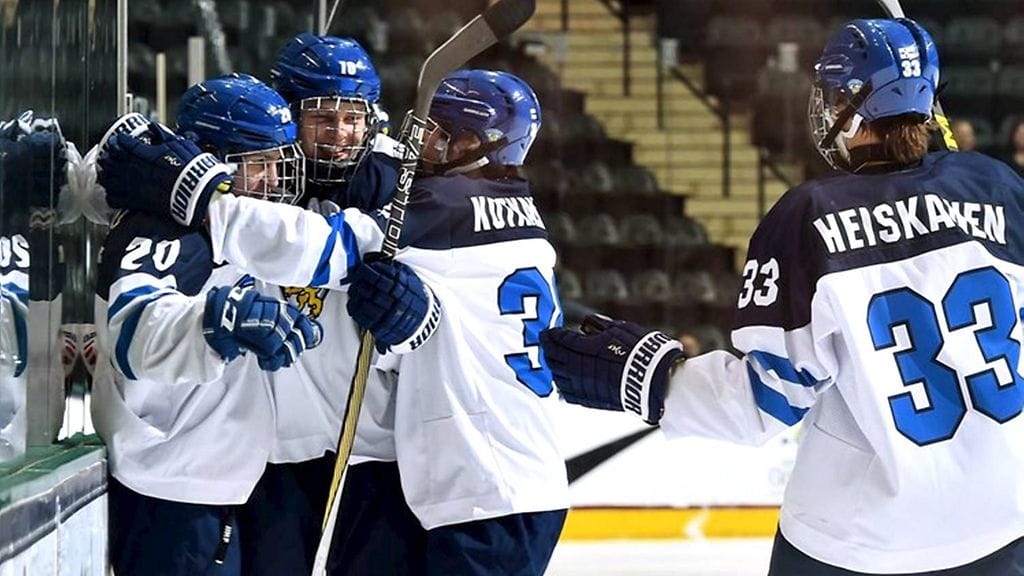 Miro Heiskasta (oik.) povataan korkealle NHL-draftissa. Kuva U18-kisoista vuodelta 2016.