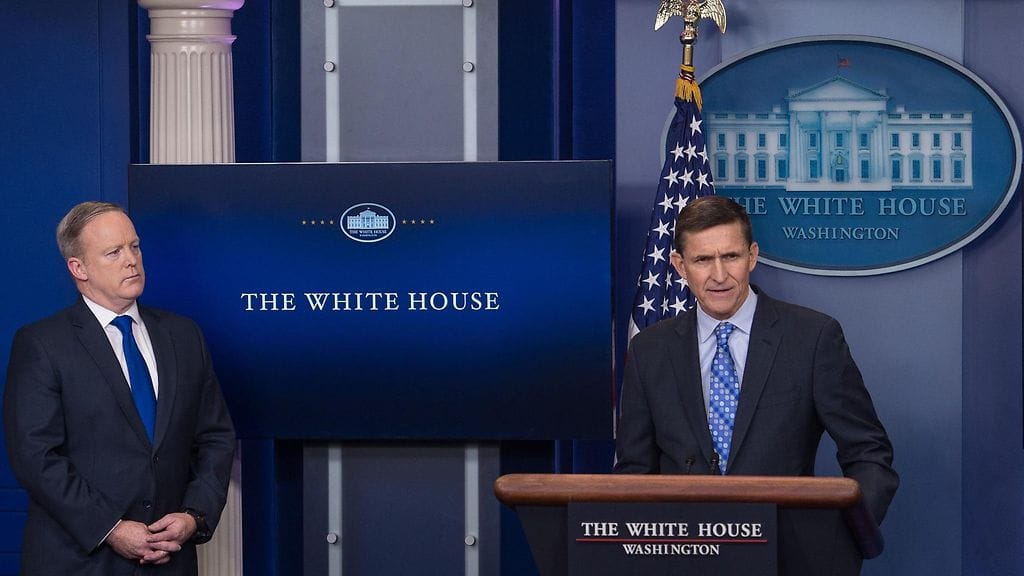 Neuvonantaja Mike Flynn (oik.) ja Valkoisen talon tiedottaja Sean Spicer (vas.).