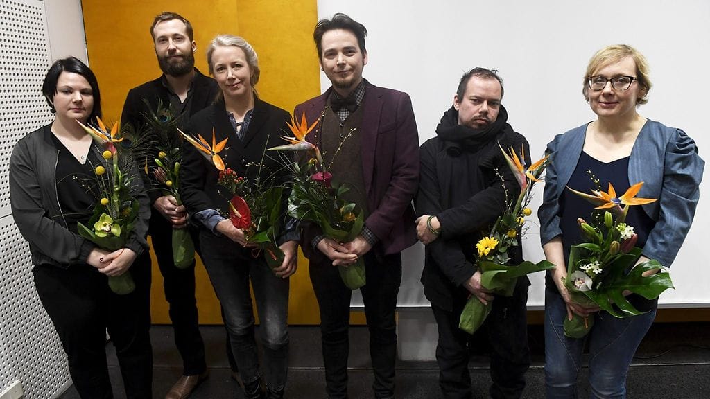 Camilla Vuorenmaa (vas.), Kari Vehosalo, Teija Isorättyä, Pekka Isorättyä, Perttu Saksa ja Maija Blåfield (oik.) vuoden 2017 Ars Fennica -ehdokkaiden julkistustilaisuuudessa Helsingissä 2. helmikuuta 2017. LEHTIKUVA / VESA MOILANEN