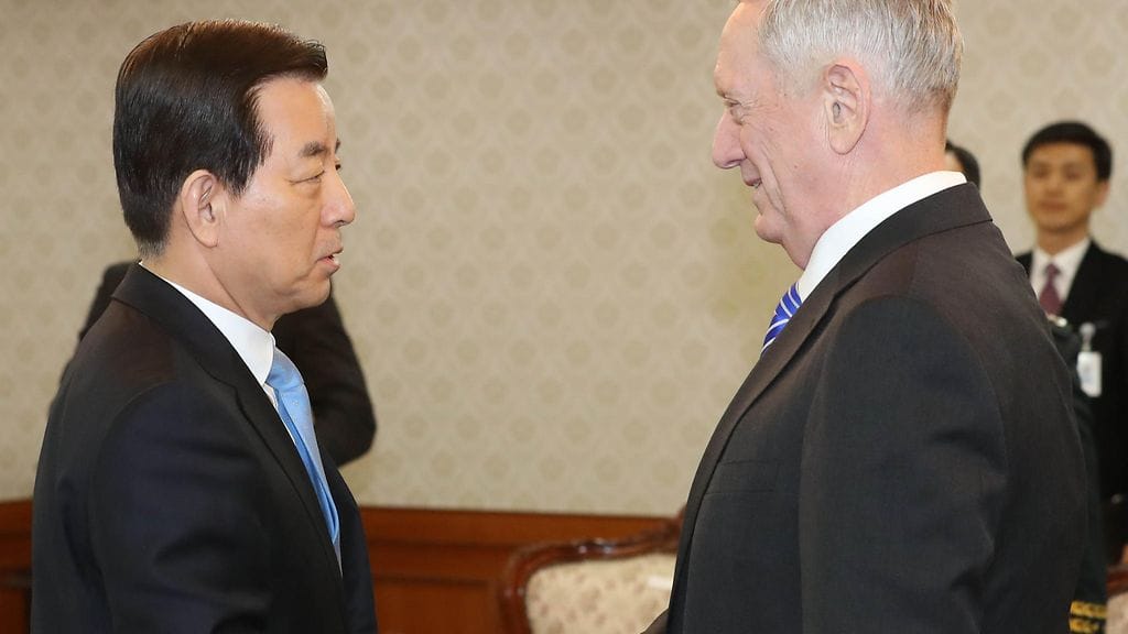 Etelä-Korean puolustuministeri Han Min-koo ja Yhdysvaltojen puolustusministeri James Mattis tapasivat Soulissa.