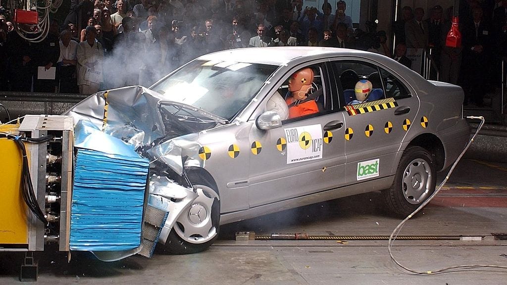 C-sarjan Mercedes-Benz törmäystestissä vuonna 2002. Se sai kaikkien aikojen toisena mallina viisi tähteä.