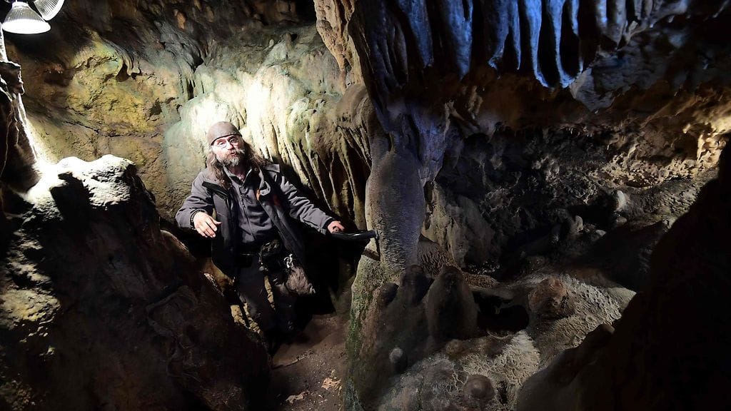 Luolaspesialisti Christian Casseyas Goye-luolassa, missä löydökset tehtiin.
