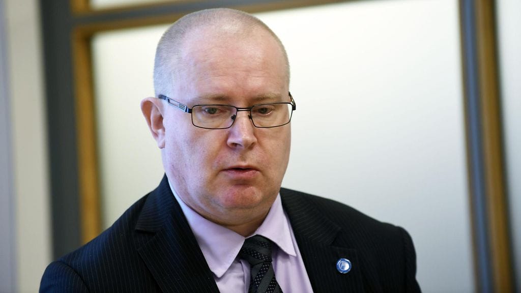 Helsingin Sanomat kertoi tänään, että työministeri Lindströmin entinen erityisavustaja Puisto oli halunnut pyyhkiä kahden somalitaustaisen kansalaisjärjestön avustukset yli perusteetta.