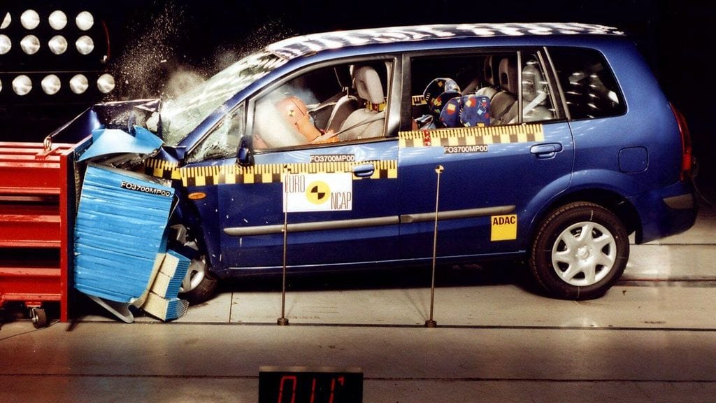 Euro NCAP -törmäystesti kuvassa Mazda Premacy