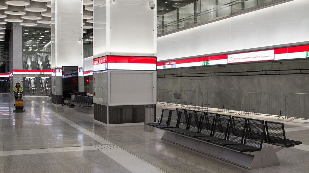 Kuvassa tapahtumapaikkana toiminut Tapiolan metroasema juuri valmistumisen jälkeen.