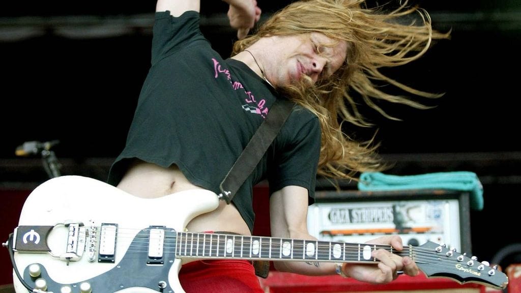 Robert "Strängen" Dahlqvist Hellacoptersin kitaristina Roskilde-festivaaleilla Tanskassa vuonna 2003.