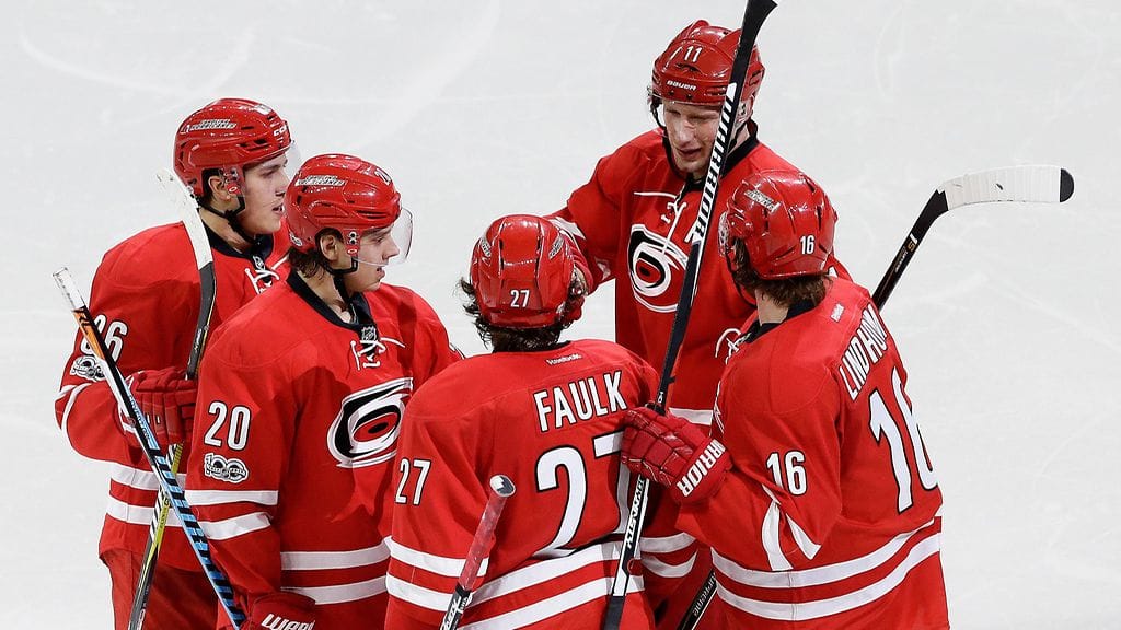 Sebastian Aho (2. vas.) laukoi Carolinalle voittomaalin päätöserässä.