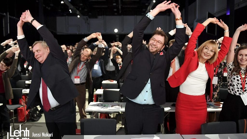 SDP:n puheenjohtajuudesta keväällä kamppailleet Antti Rinne (vas), Timo Harakka ja Tytti Tuppurainen taukojumpassa SDP:n puoluekokouksessa Lahdessa helmikuussa.