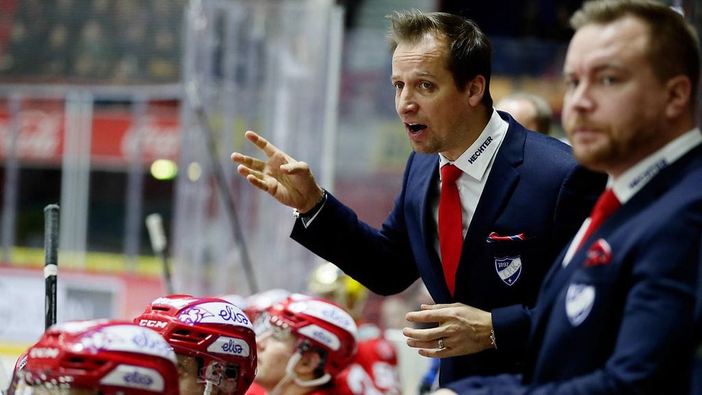 Antti Törmänen koittaa käskeä HIFK:n yli Kärpistä.