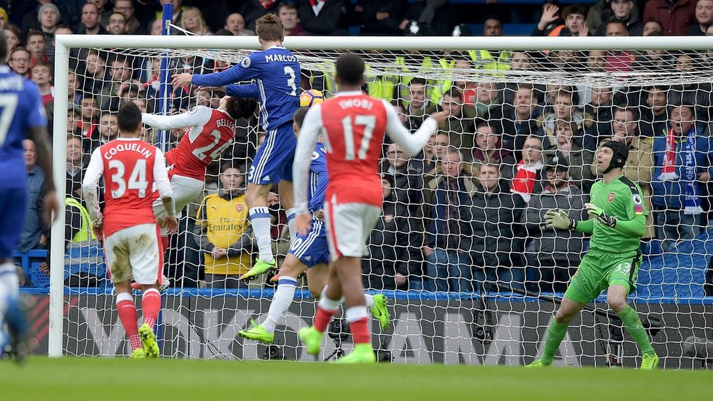 Marcos Alonson kyynärpääisku puhutti Lontoon paikallisottelussa.