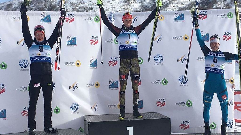 Arttu Mäkiaho (vas.) pääsi juhlimaan MM-hopeaa lauantaina.