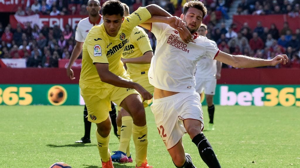 Rodrigo Hernandez (vas.) taistelussa Sevillan Franco Vazquezin kanssa.