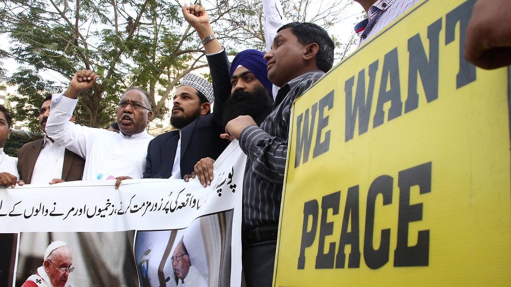 Marssille osoittautuneet mielenosoittajat kantoivat muun muassa kylttiä "Haluamme rauhaa".