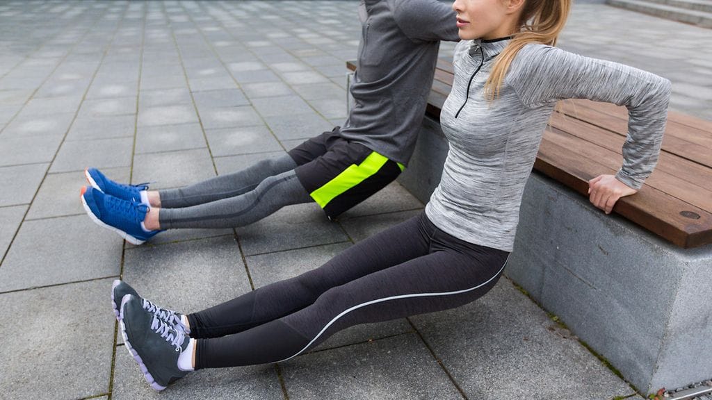 Ojentajadippi esimerkiksi tuolin avulla: nojaa käsilläsi selin tuoliin, ”punnerra” käsien varassa alas ja nouse taas ylös.