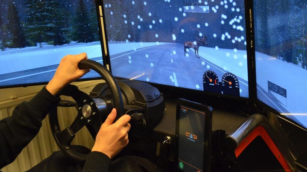 Syventävän vaiheen simulaattoriopetuksessa havainnollistetaan vaaratilanteita, joita oikeassa elämässä ei voi harjoitella.