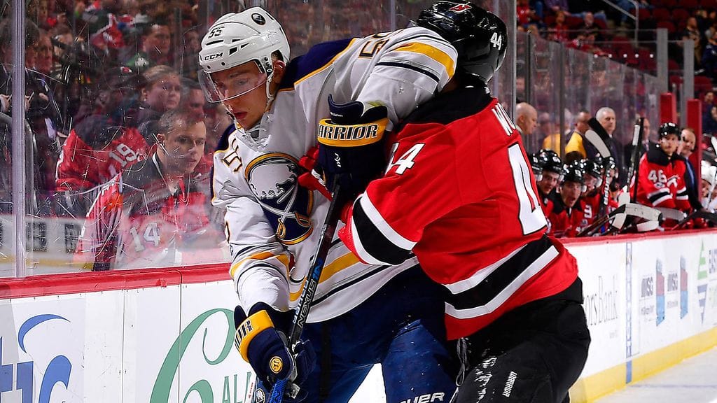 Rasmus Ristolainen kamppailussa New Jerseyä vastaan.