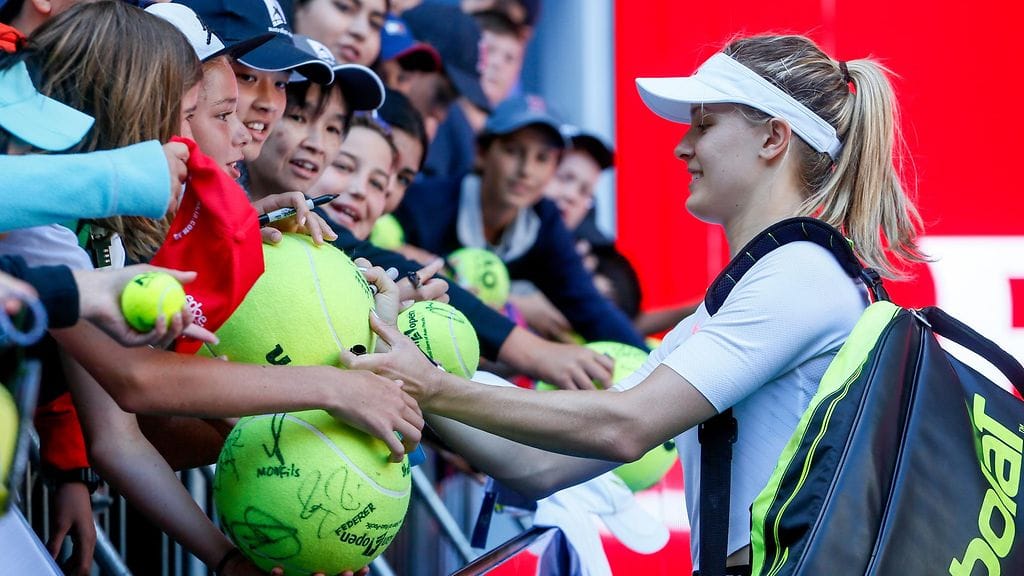 Eugenie Bouchard lähtee treffeille faninsa kanssa.