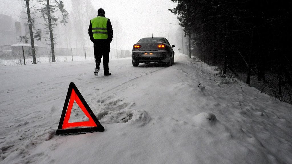 Liian lähelle autoa jätetty varoituskolmio. Kuvituskuva lavastetusta tilanteesta.