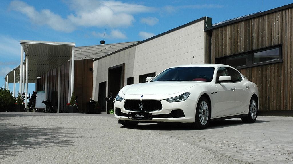 Maserati Ghibli kuvattuna virolaisen golfklubin edustalla.