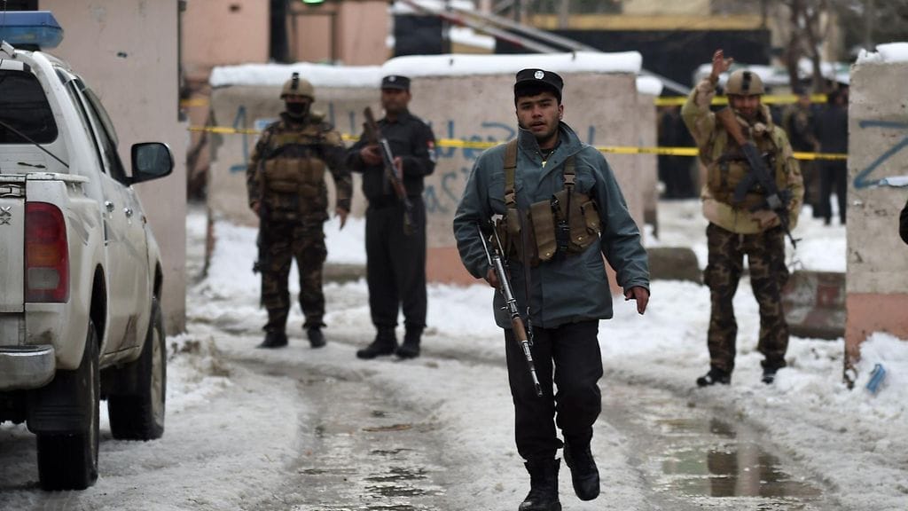 Turvallisuusjoukot Kabulin korkeimman oikeuden edessä 7. helmikuuta. Paikalla tehty itsemurhaisku vaati ainakin 20 ihmisen hengen.