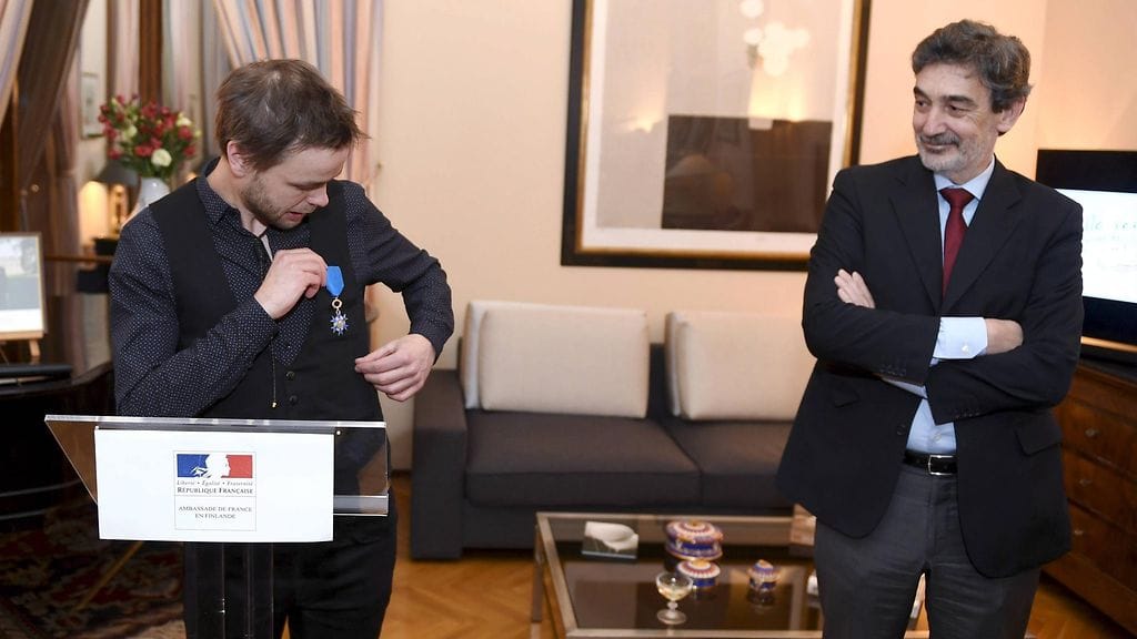 Ville Ranta vastaanotti Ranskan kansallisen ansioritarikunnan ritarimerkin 7. helmikuuta Ranskan Suomen-suurlähettilään Serge Mosturan residenssissä.