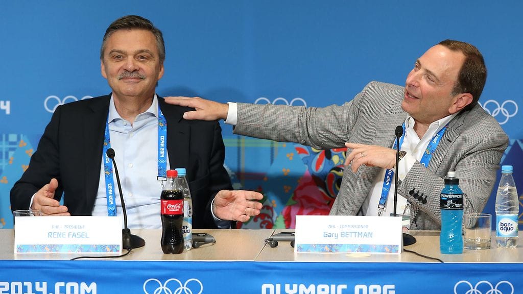 IIHF:n Rene Fasel ja NHL-komissaari Gary Bettman Sotshin olympialaisissa keväällä 2014.