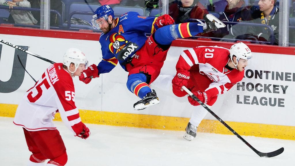 Jokerit ja Vitjaz kohtasivat viime lokakuussa Helsingissä. Kuvassa Jesse Joensuu ilmalennolla.