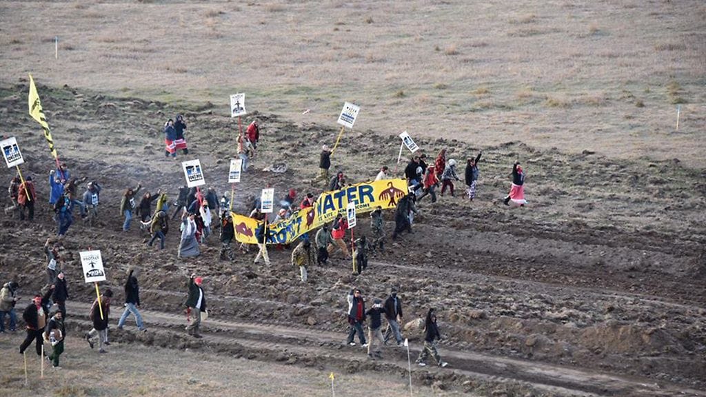 Protestoijat Dakota Access -öljyputken rakennustyömaalla 22.10.2016. Lokakuun protesteissa peräti yli 80 mielenosoittajaa pidätettiin.