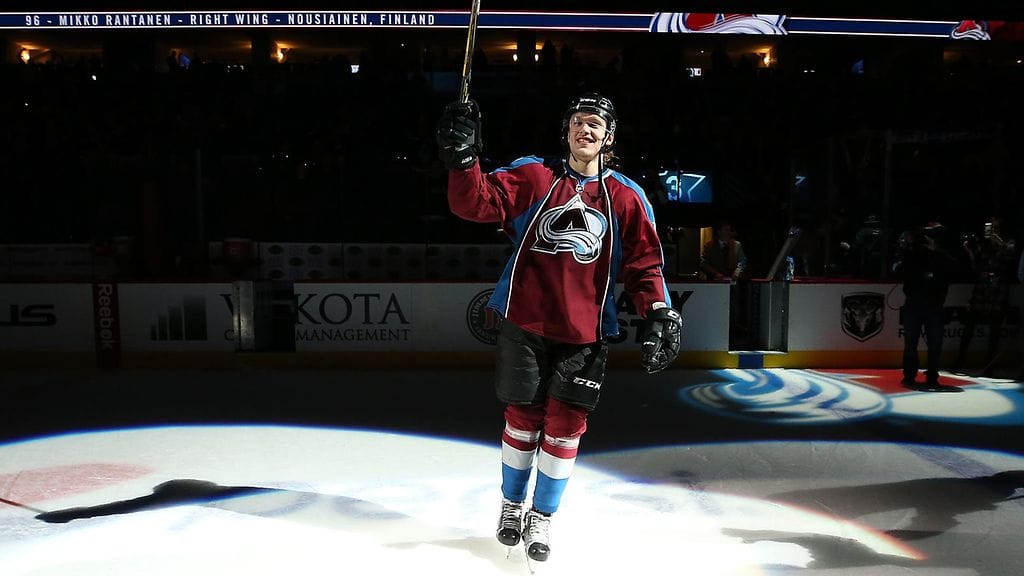 Mikko Rantanen otti yleisön hattutempun jälkeen.