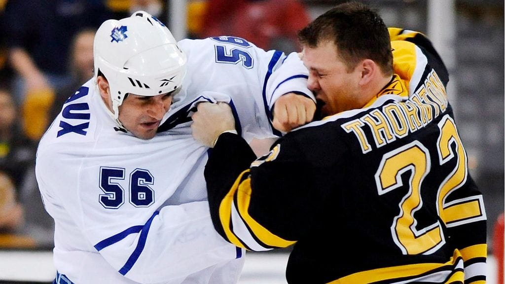 Toronton Andre Deveaux ja Bostonin Shawn Thornton niistivät neniä joukkueiden kohtaamisessa vuonna 2008.