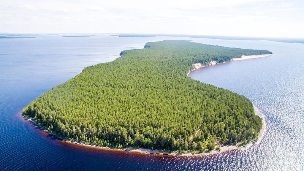 Noin 270 hehtaarin suuruinen Ärjänsaari sijaitsee Oulujärvessä, noin 16 kilometrin päässä Kajaanin keskustasta.