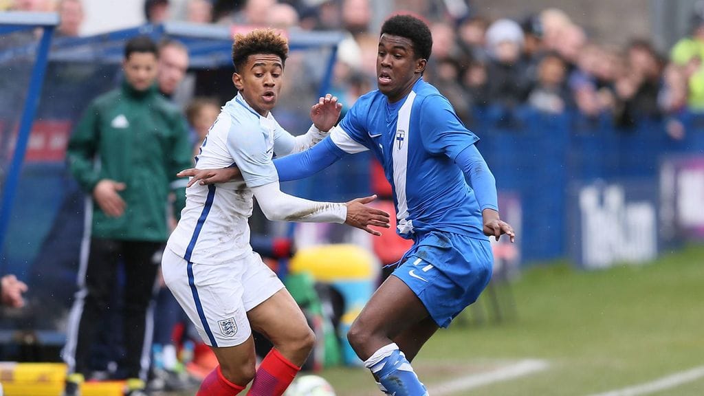 Abukar Mohamed (oik.) vääntämässä Englannin Martell Taylor-Crossdalen kanssa.