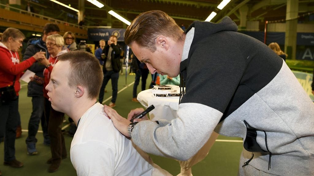 Henri Kontisen nimikirjoitus oli haluttua tavaraa Henri Kontinen & Future Stars -tapahtumassa Talin Tenniskeskuksessa.