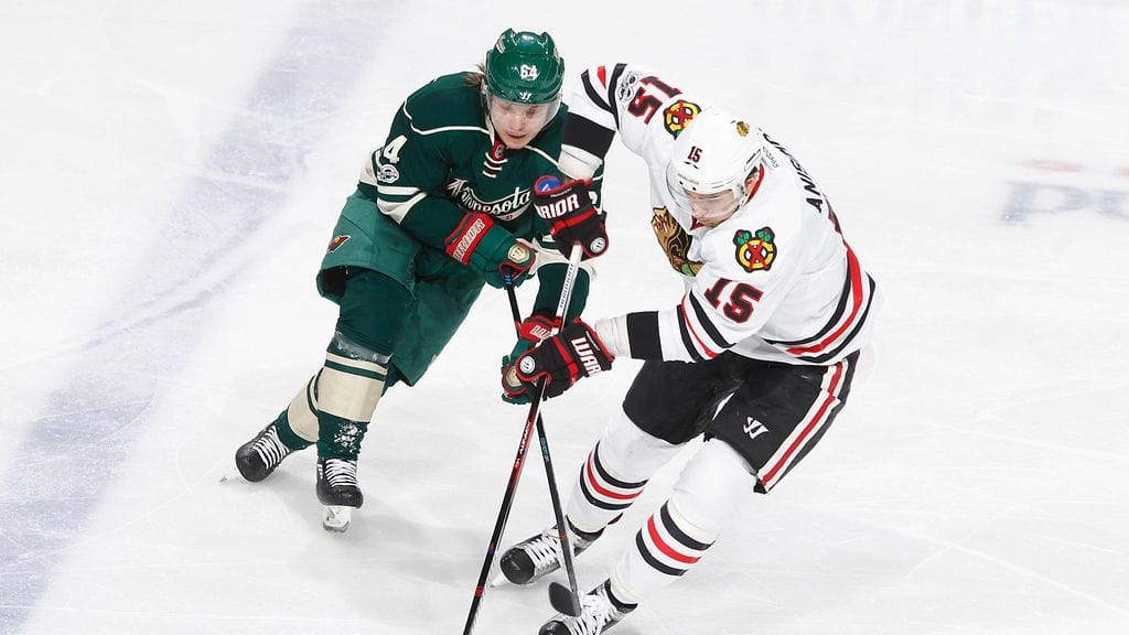 Mikael Granlund taistelee kiekosta Artem Anisimovin kanssa.